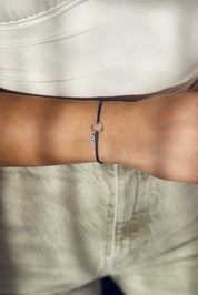 Bracelet cordon personnalisable Delya bleu en argent anneau simple pour lettres de l'alphabet et charms - Bijou porté