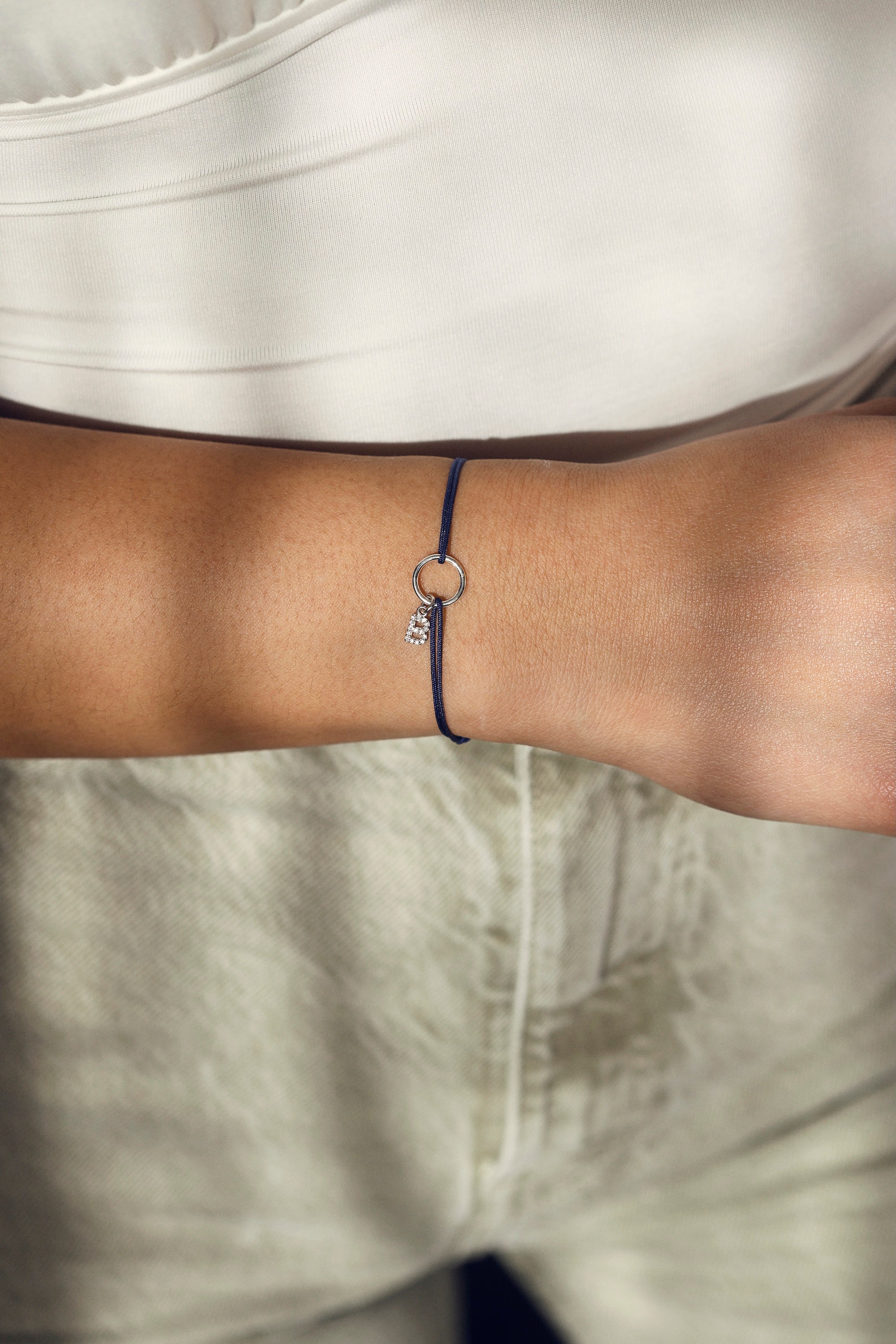 Bracelet cordon personnalisable Delya bleu en argent anneau simple pour lettres de l'alphabet et charms - Bijou porté