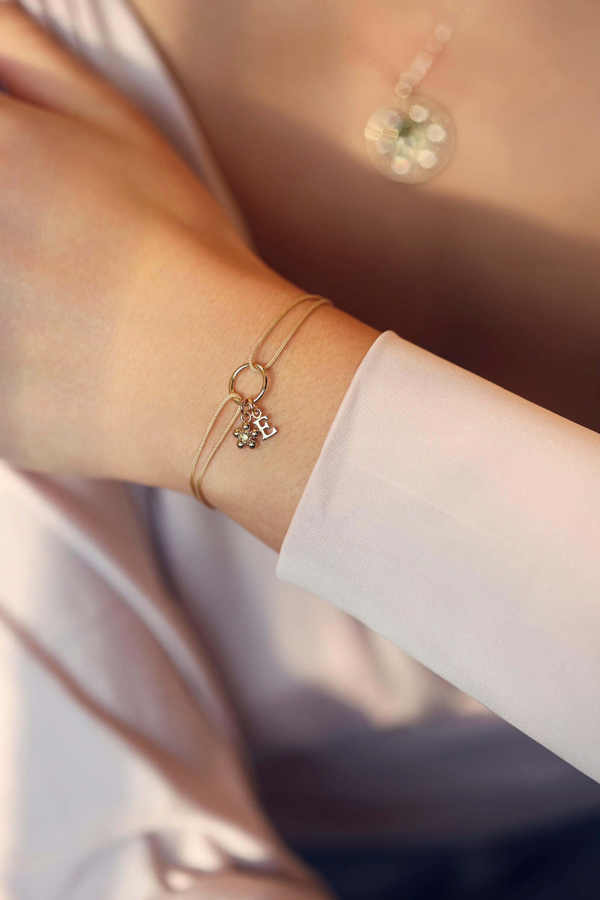  Bracelet cordon personnalisable Delya beige doré anneau simple pour lettres de l'alphabet et charms - Bijou porté