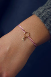 Bracelet cordon personnalisable Dely Rose doré anneau simple pour lettres de l'alphabet et charms - Bijou porté