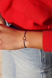 Bracelet cordon personnalisable Delya bleu doré anneau simple pour lettres de l'alphabet et charms - Bijou porté