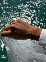 Bracelet de main Amore doré orné d'un cœur bombé - Bijou porté
