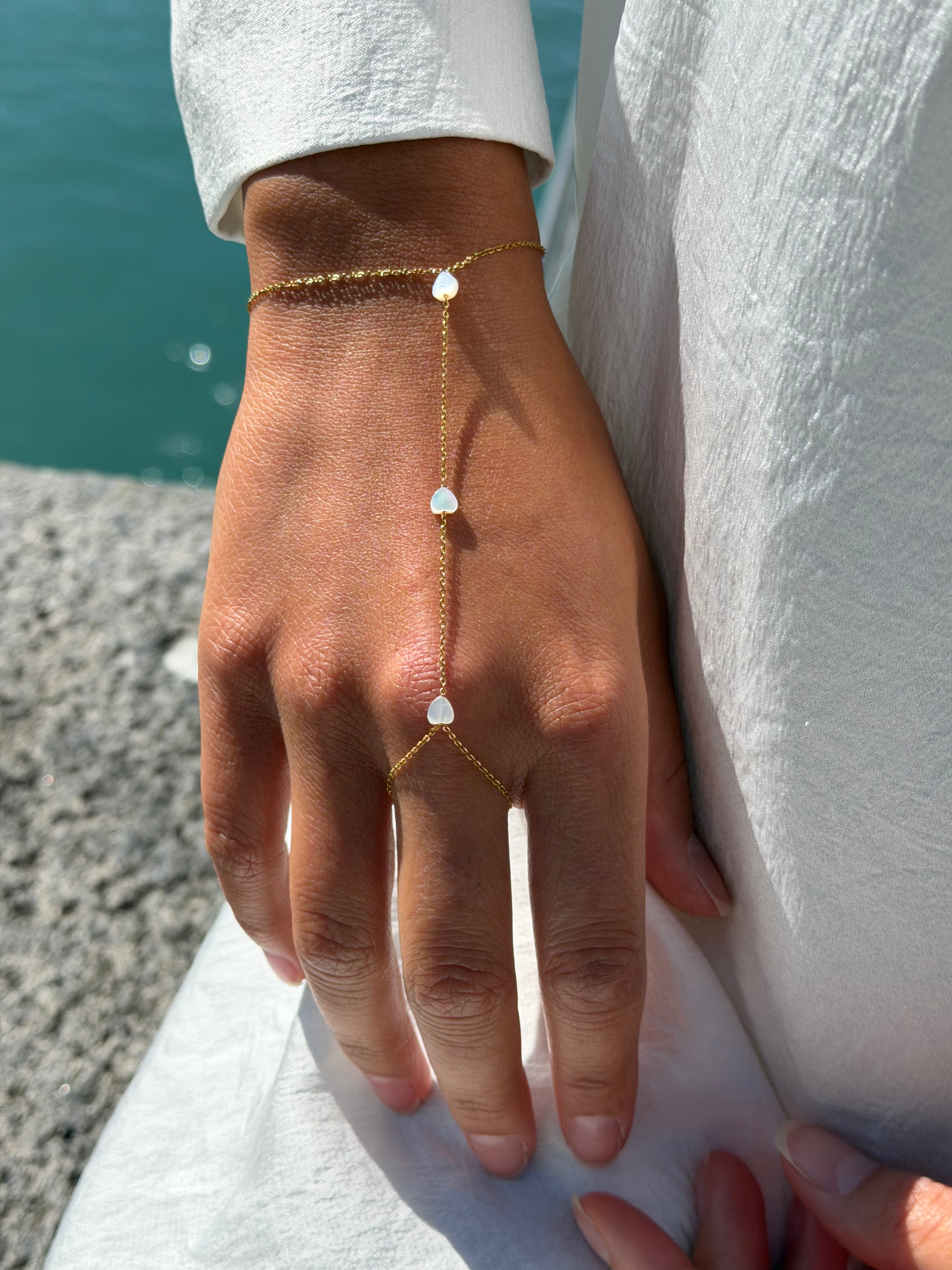Bracelet de main doré Rama orné de trois cœurs en nacre - Bijou porté