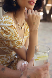 Bracelet de main doré Yvanne orné d'une étoile de mer - Bijou porté