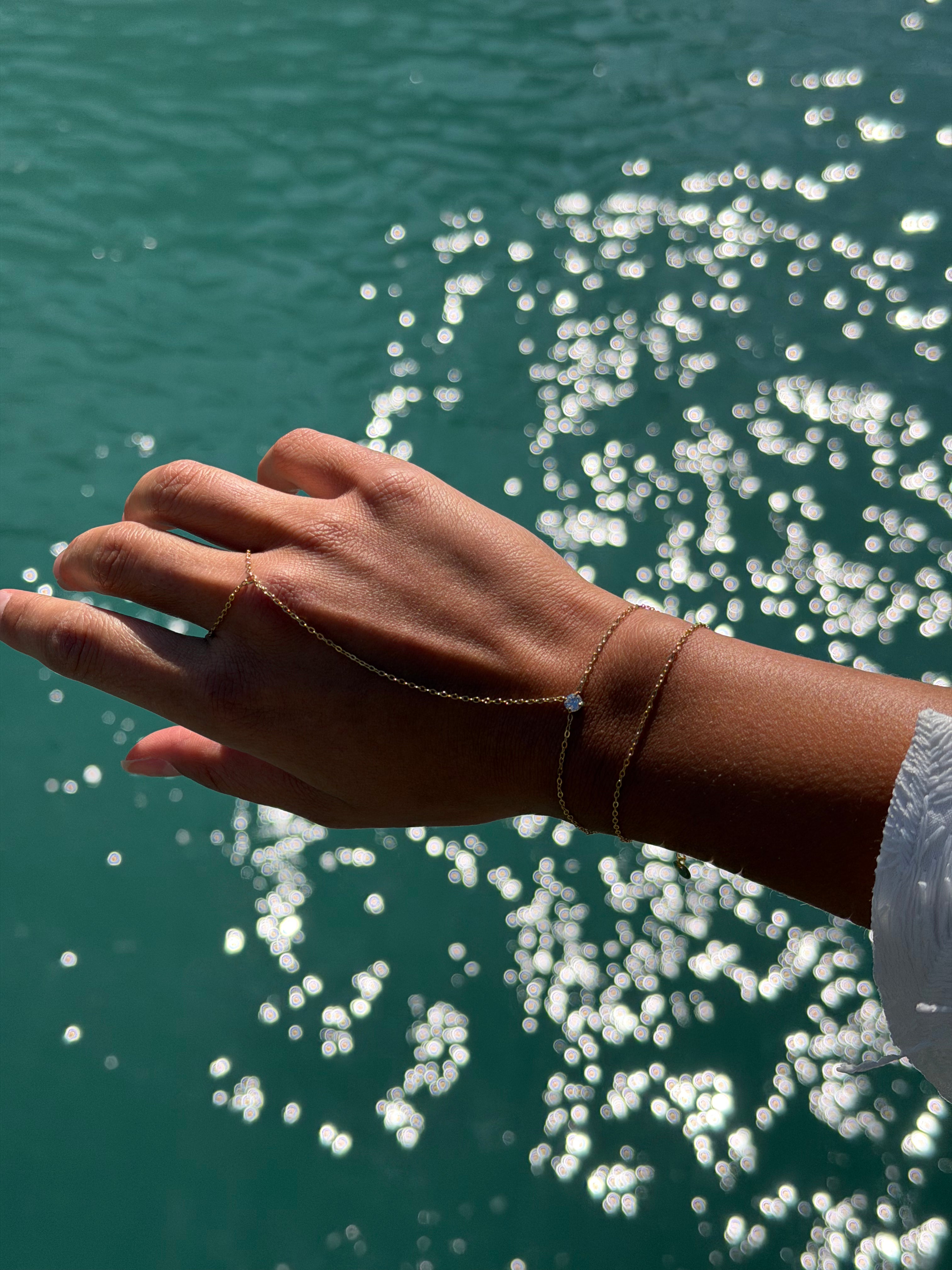  Bracelet de main Précieux doré effet double orné d'un zircon - Bijou porté