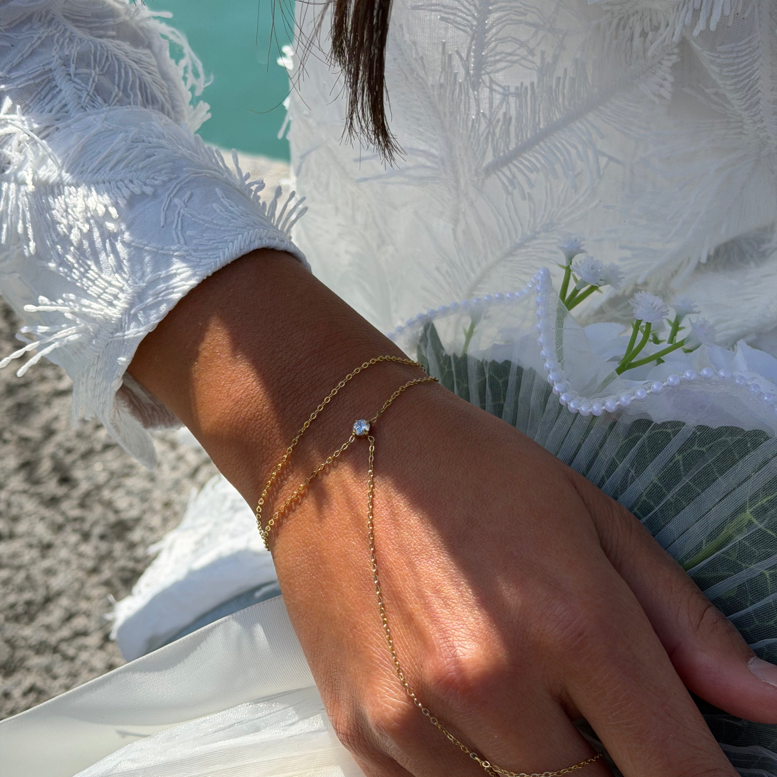  Bracelet de main Précieux doré effet double orné d'un zircon - Bijou porté