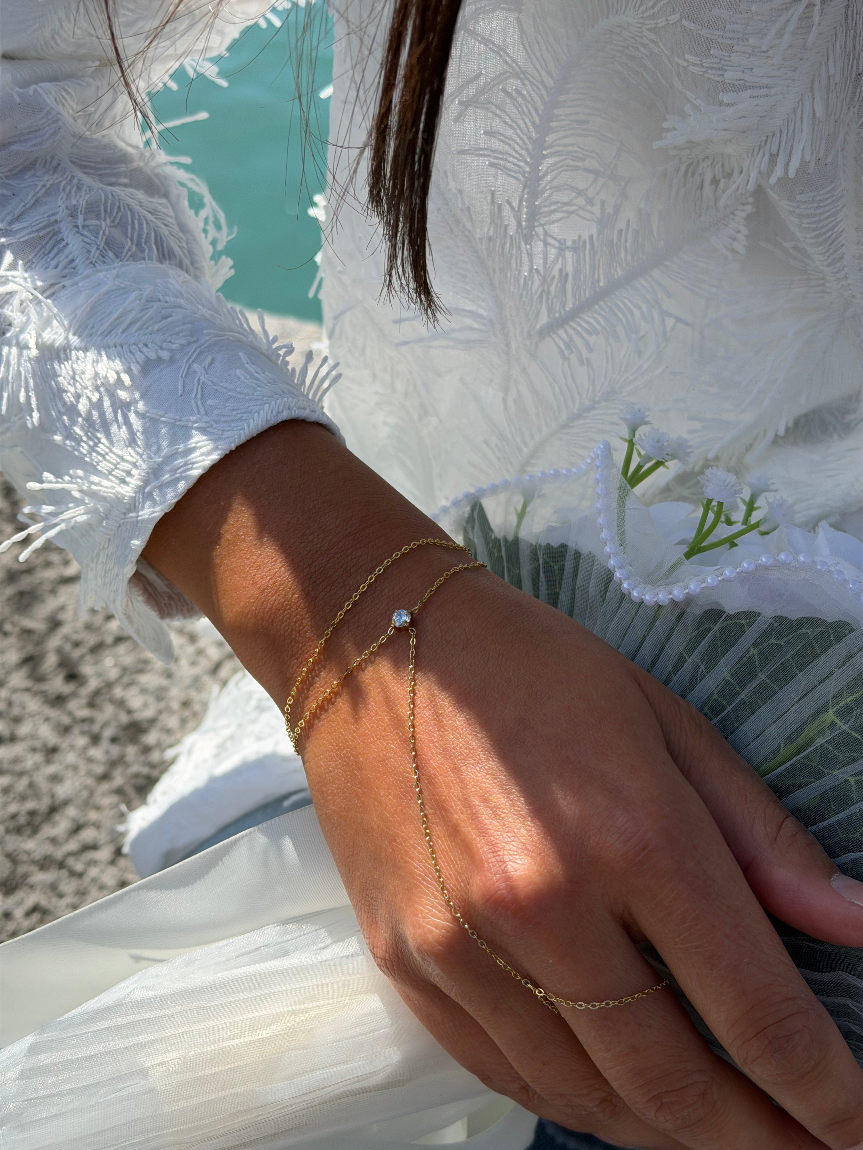  Bracelet de main Précieux doré effet double orné d'un zircon - Bijou porté