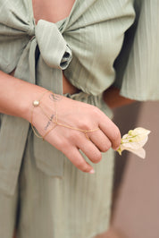 Bracelet de main doré Sarya orné d'un soleil avec un visage - Bijou porté