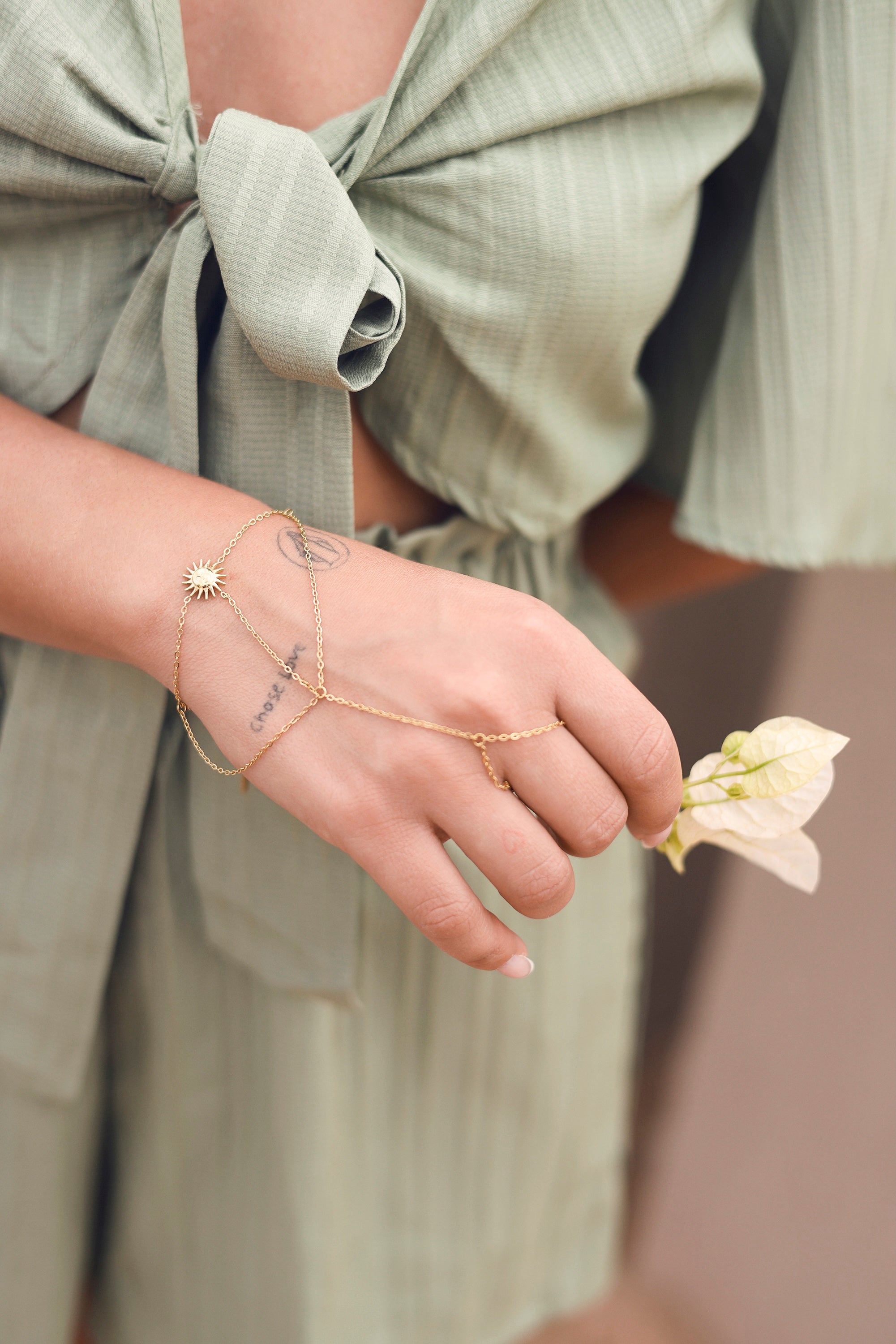 Bracelet de main doré Sarya orné d'un soleil avec un visage - Bijou porté