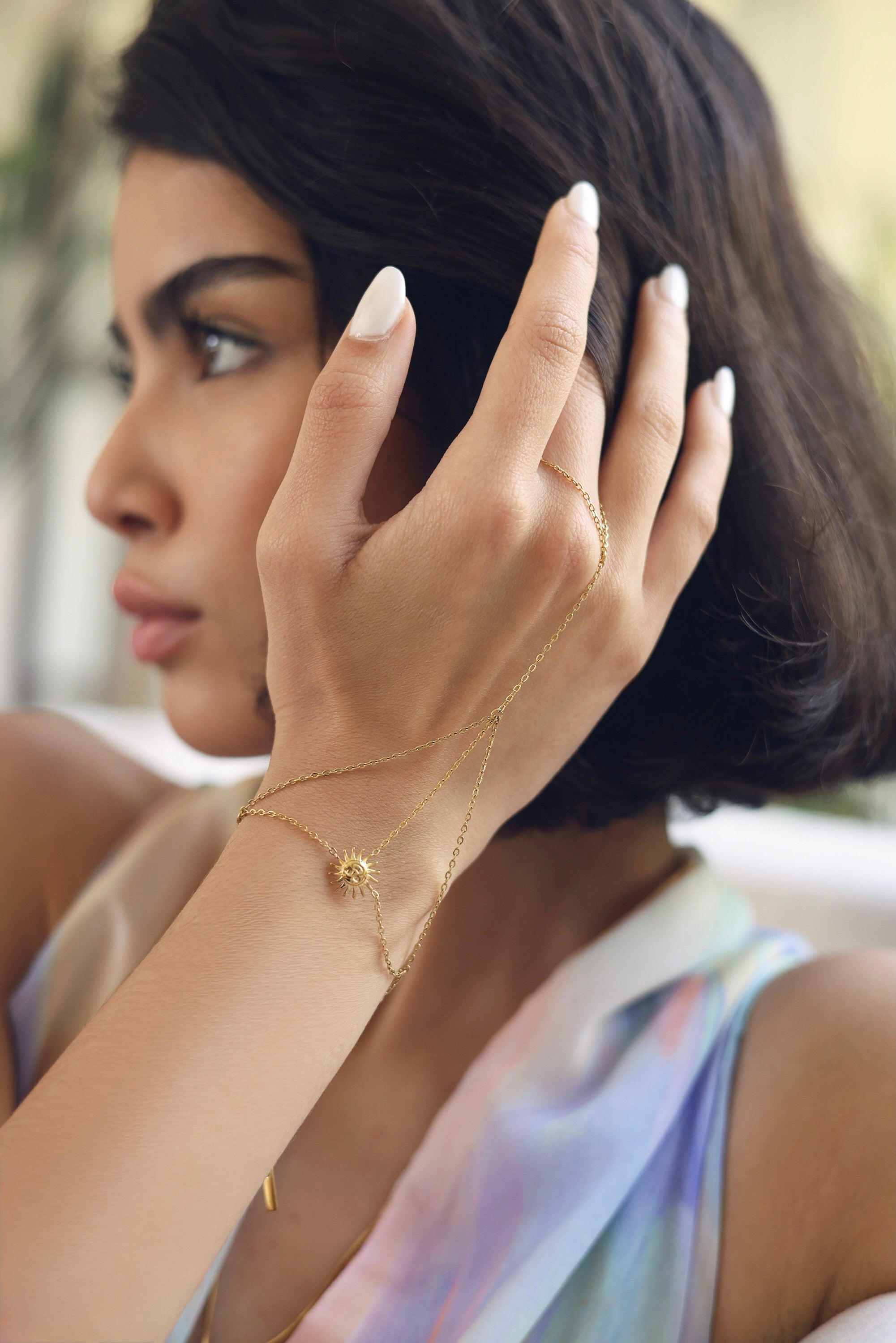 Bracelet de main doré Sarya orné d'un soleil avec un visage - Bijou porté
