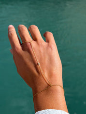 Bracelet de main doré Veda orné d'une fleur sertie de zircons - Bijou porté