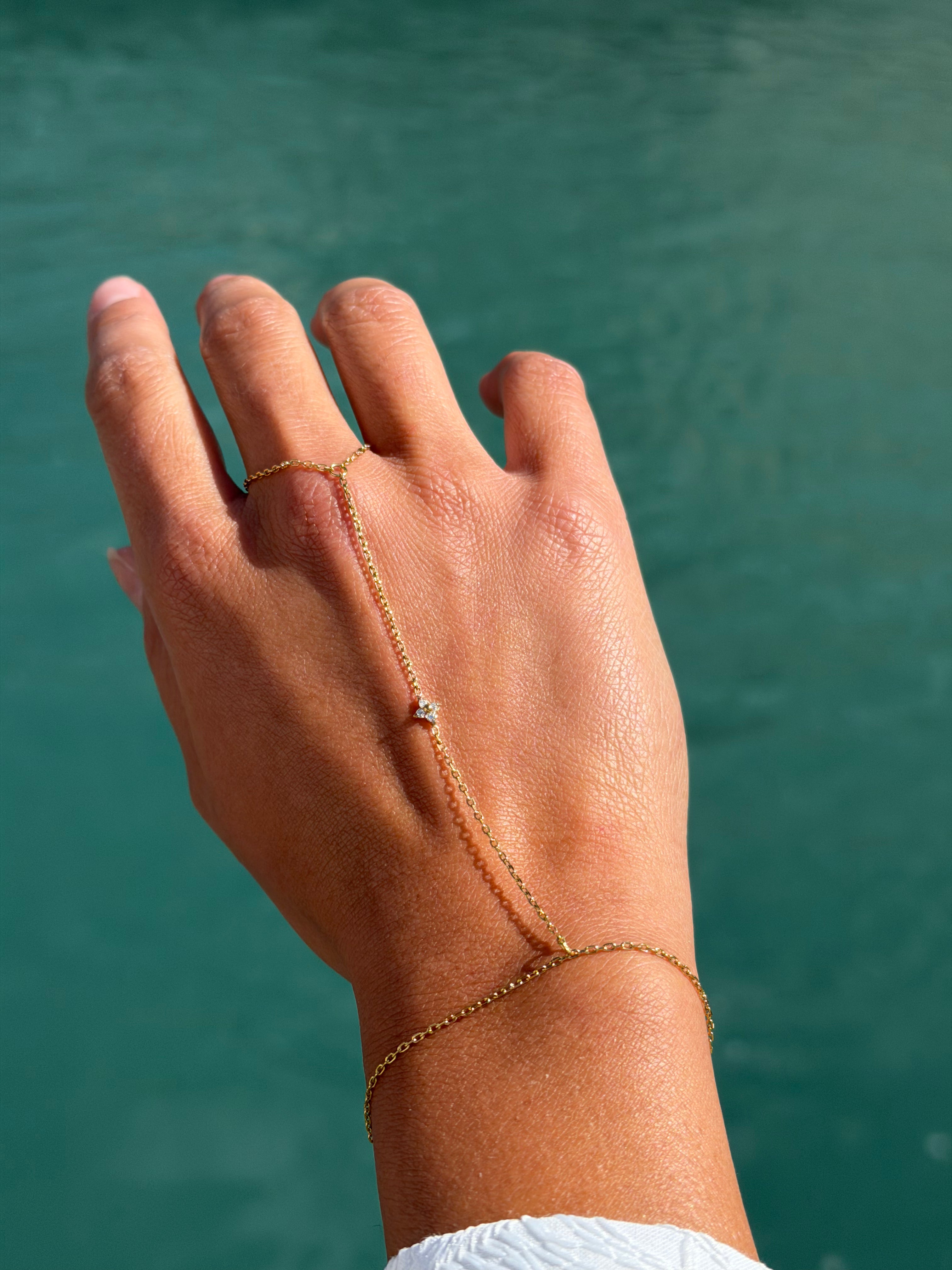 Bracelet de main doré Veda orné d'une fleur sertie de zircons - Bijou porté