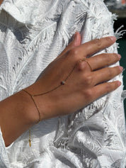 Bracelet de main doré Veda orné d'une fleur sertie de zircons - Bijou porté