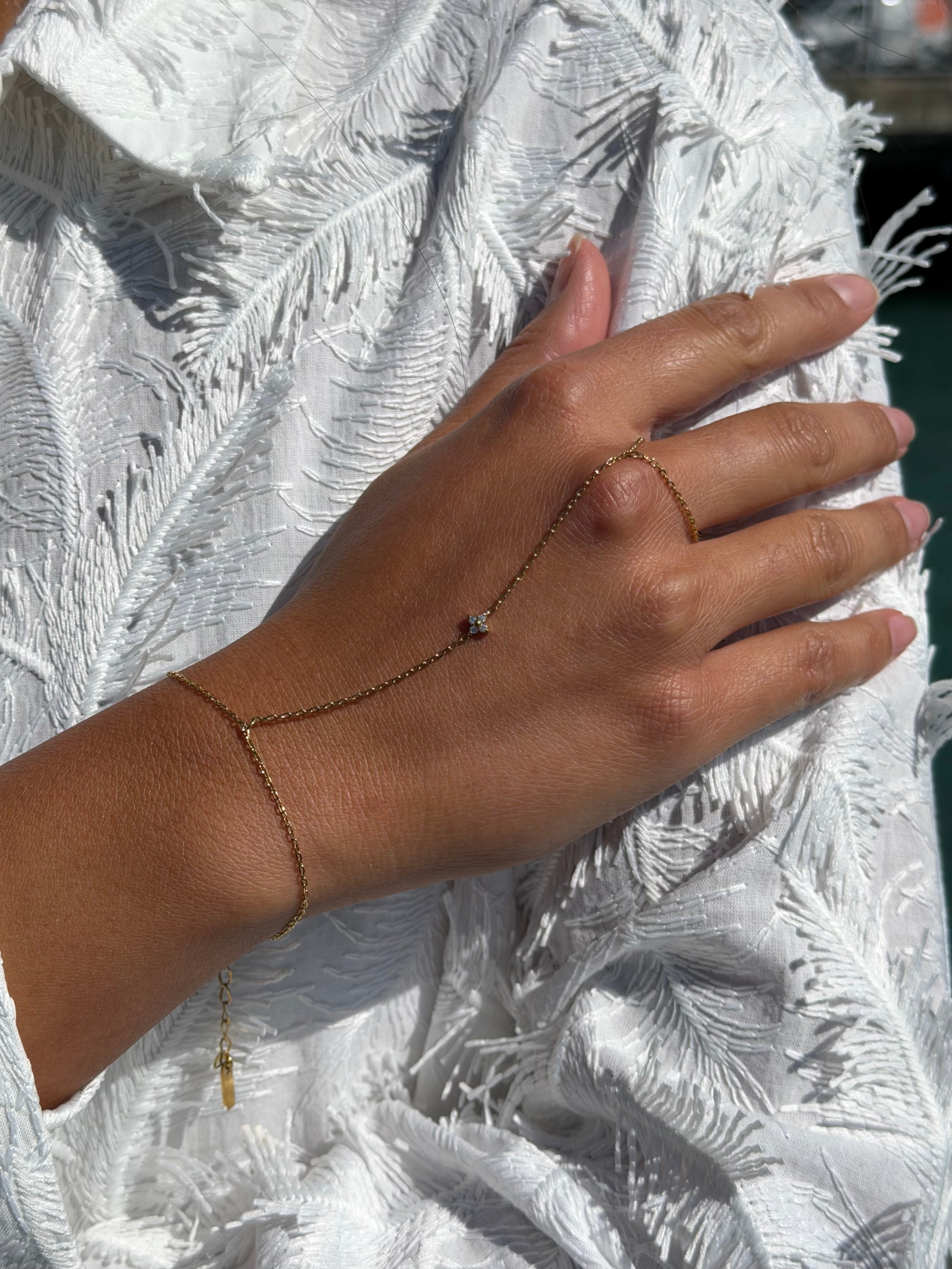 Bracelet de main doré Veda orné d'une fleur sertie de zircons - Bijou porté