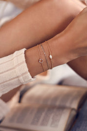 Bracelet doré Adina motif anneau orné de zircons et d'une petite étoile - Bijou porté