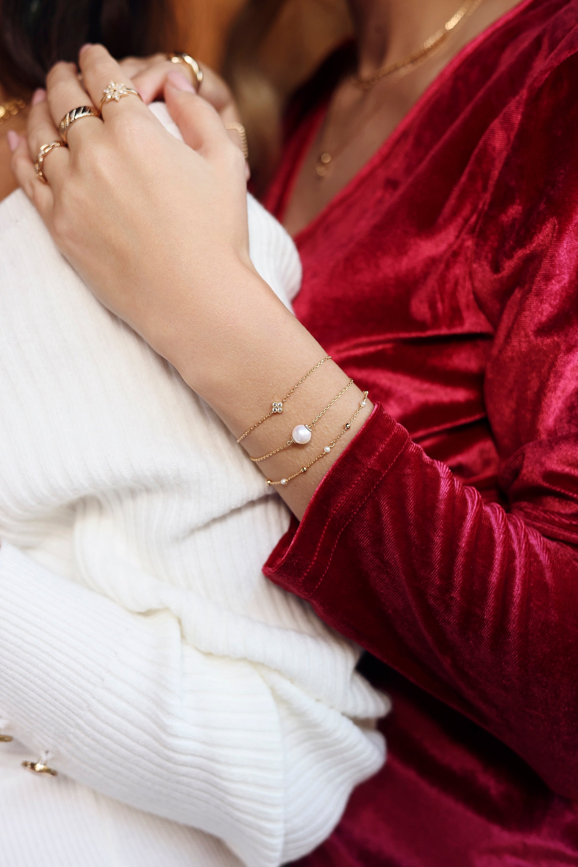 Bracelet doré Alyana avec fleur ornée de zircons - Bijou porté