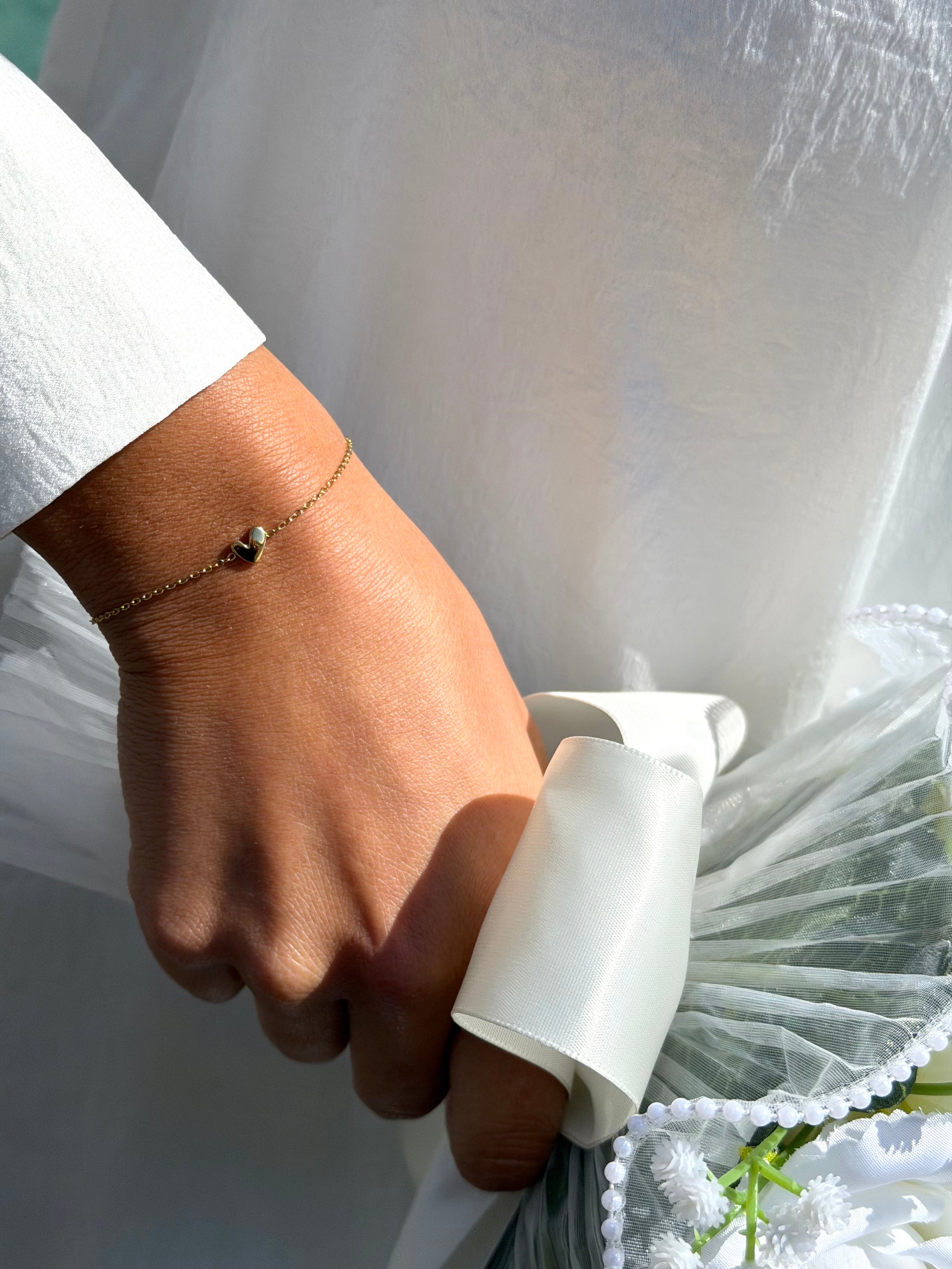 Bracelet doré Angie avec pendentif cœur bombé - Bijou porté