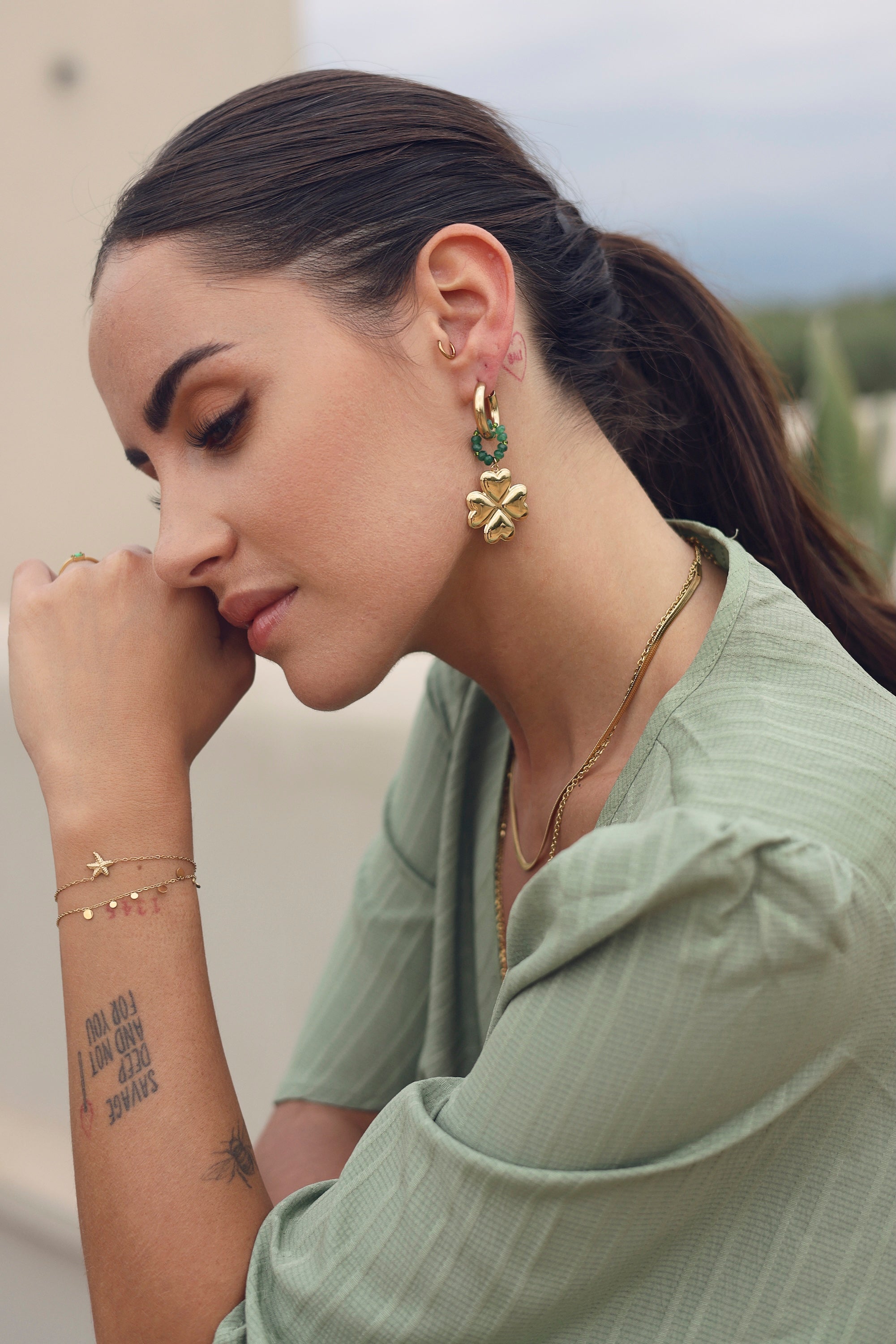 Bracelet doré Aynara chaîne fine orné d'une étoile de mer - Bijou porté
