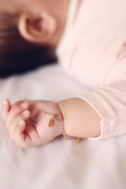 Bracelet personnalisable doré Betty anneau serti de zircons pour lettres de l'alphabet et charms - Bijou porté