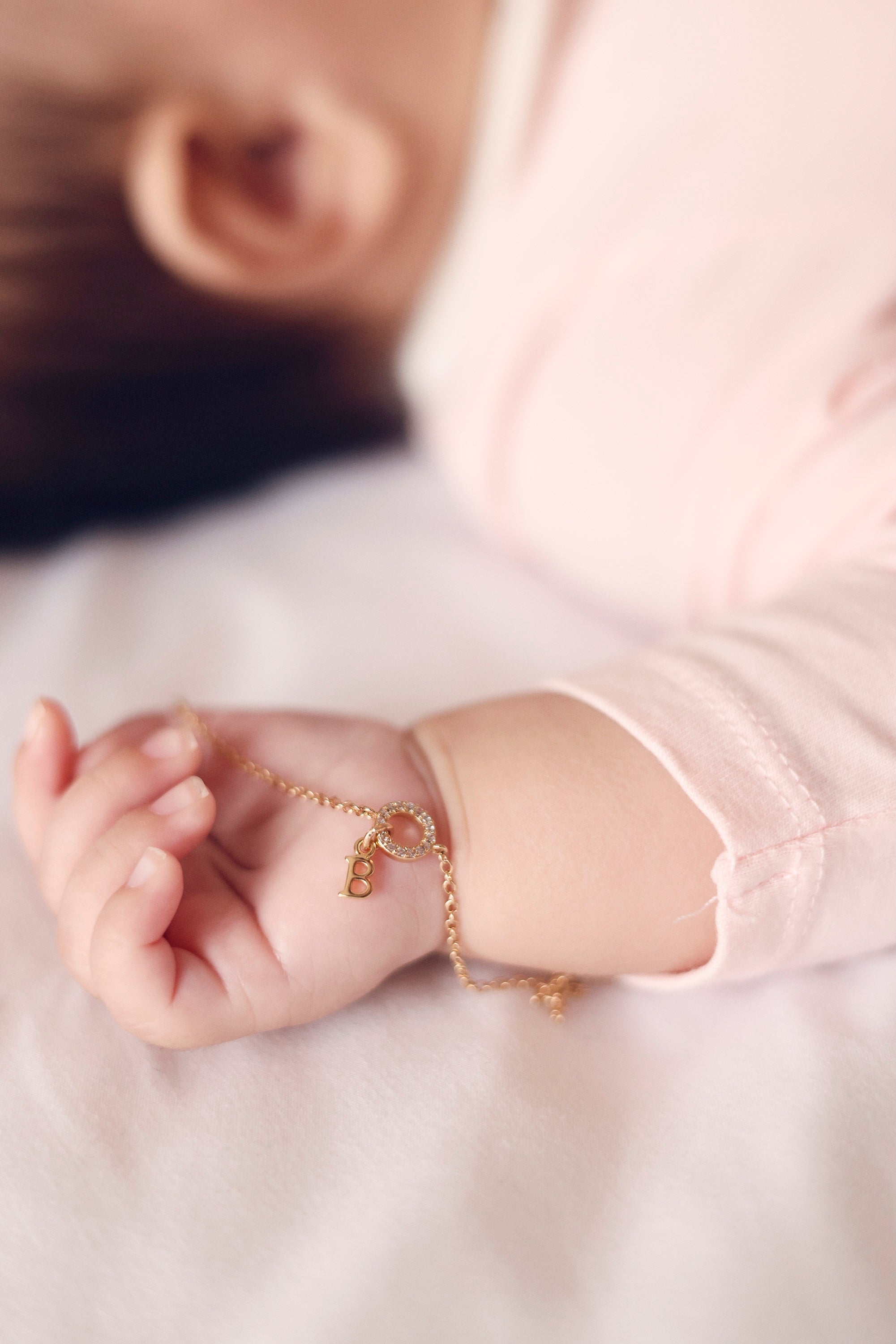 Bracelet personnalisable doré Betty anneau serti de zircons pour lettres de l'alphabet et charms - Bijou porté