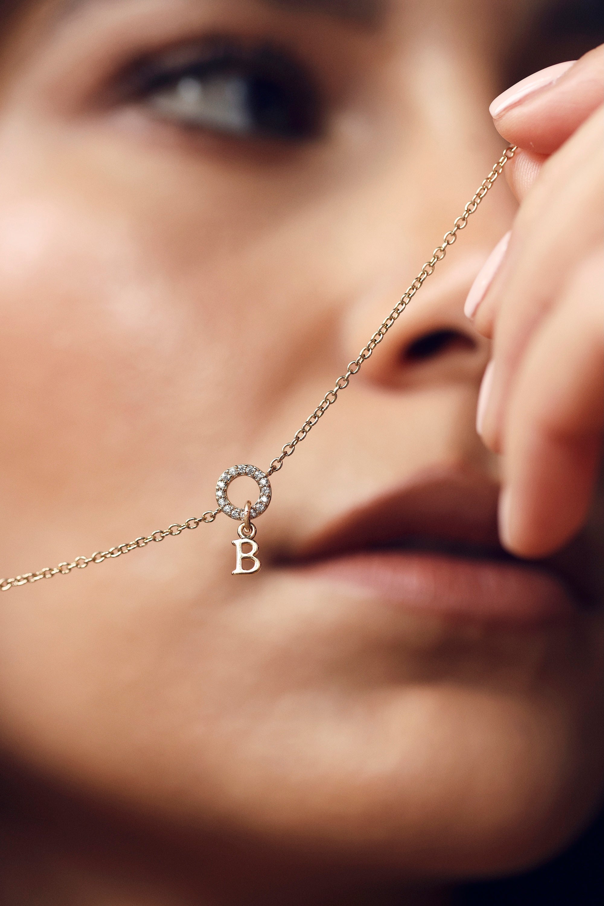 Bracelet personnalisable doré Betty anneau serti de zircons pour lettres de l'alphabet et charms - Bijou porté