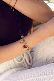 Bracelet maille doré Carolane avec pendentifs trèfle, botte, cœur et bouche - Bijou porté