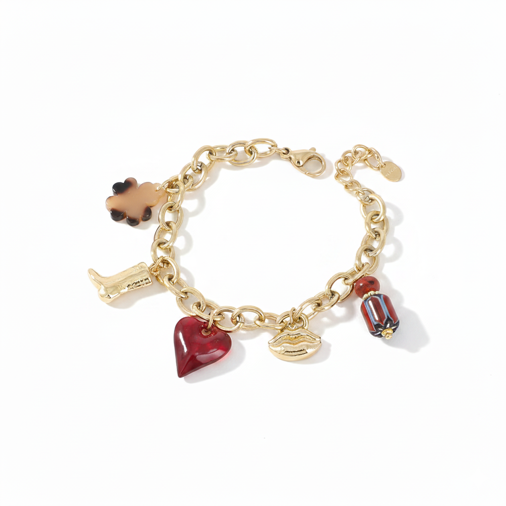 Bracelet maille doré Carolane avec pendentifs trèfle, botte, cœur et bouche - Bijou photographié sur fond blanc