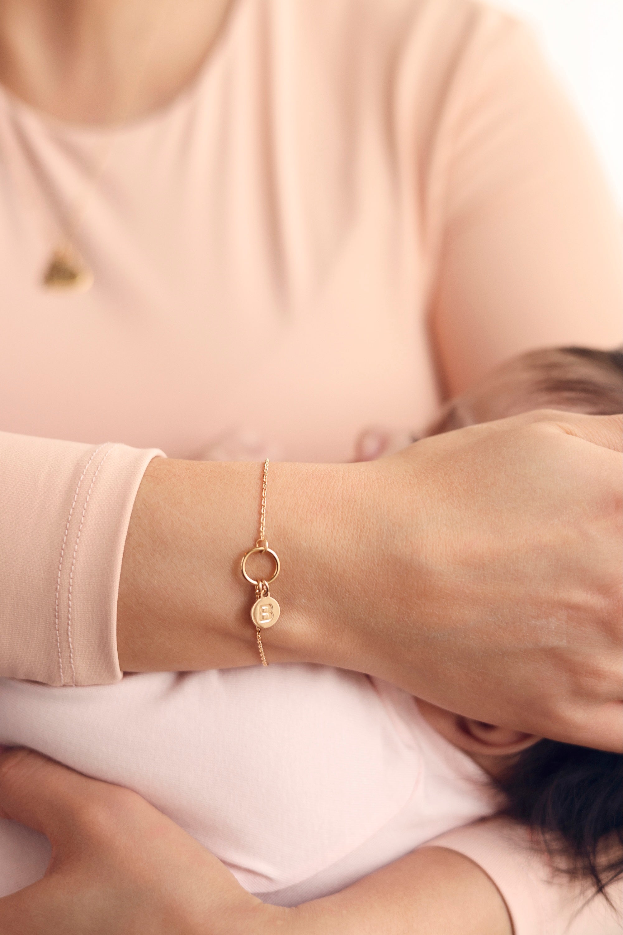 Bracelet personnalisable doré Delya anneau simple pour lettres de l'alphabet et charms - Bijou porté