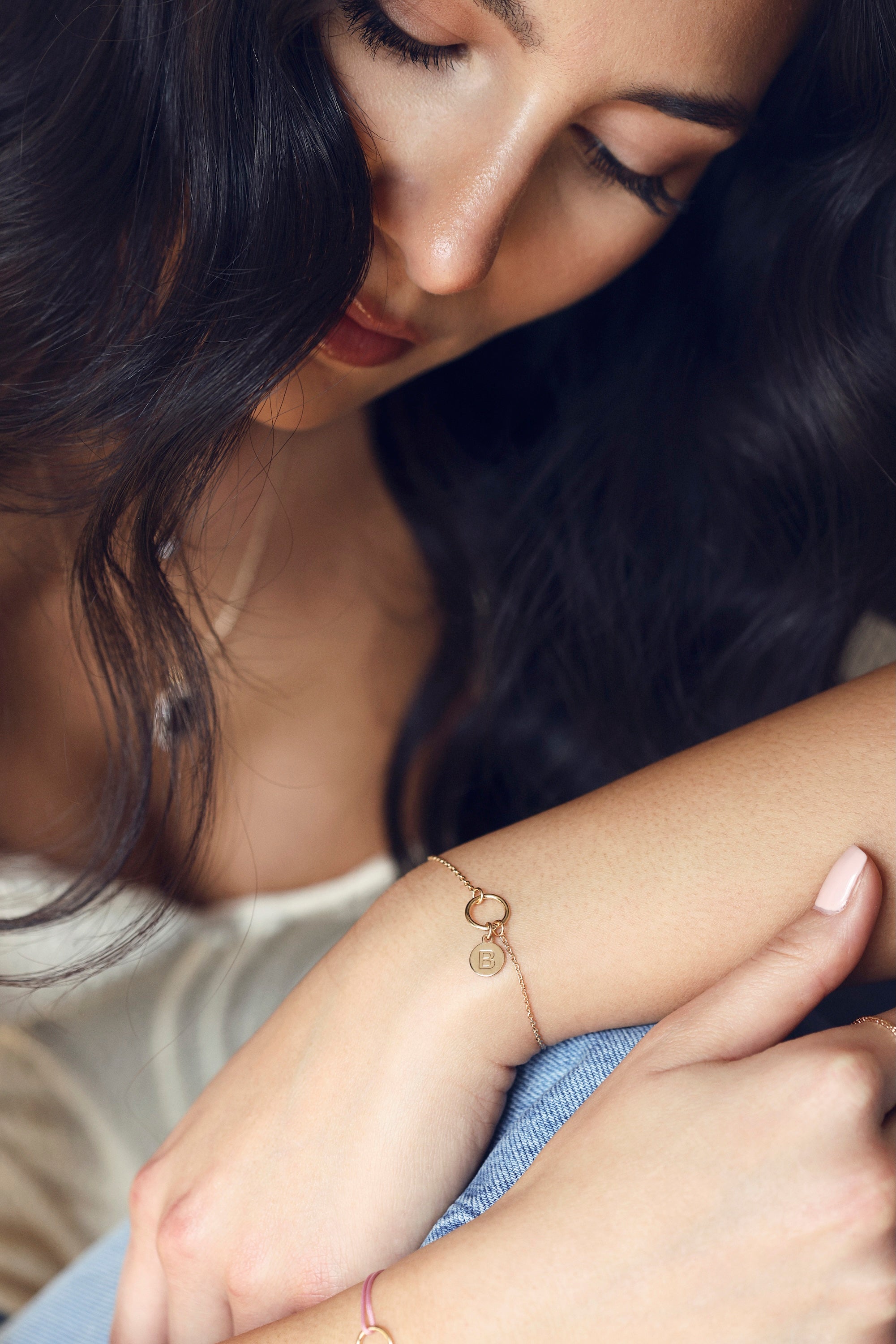 Bracelet personnalisable doré Delya anneau simple pour lettres de l'alphabet et charms - Bijou porté