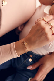 Bracelet personnalisable doré Delya anneau simple pour lettres de l'alphabet et charms - Bijou porté