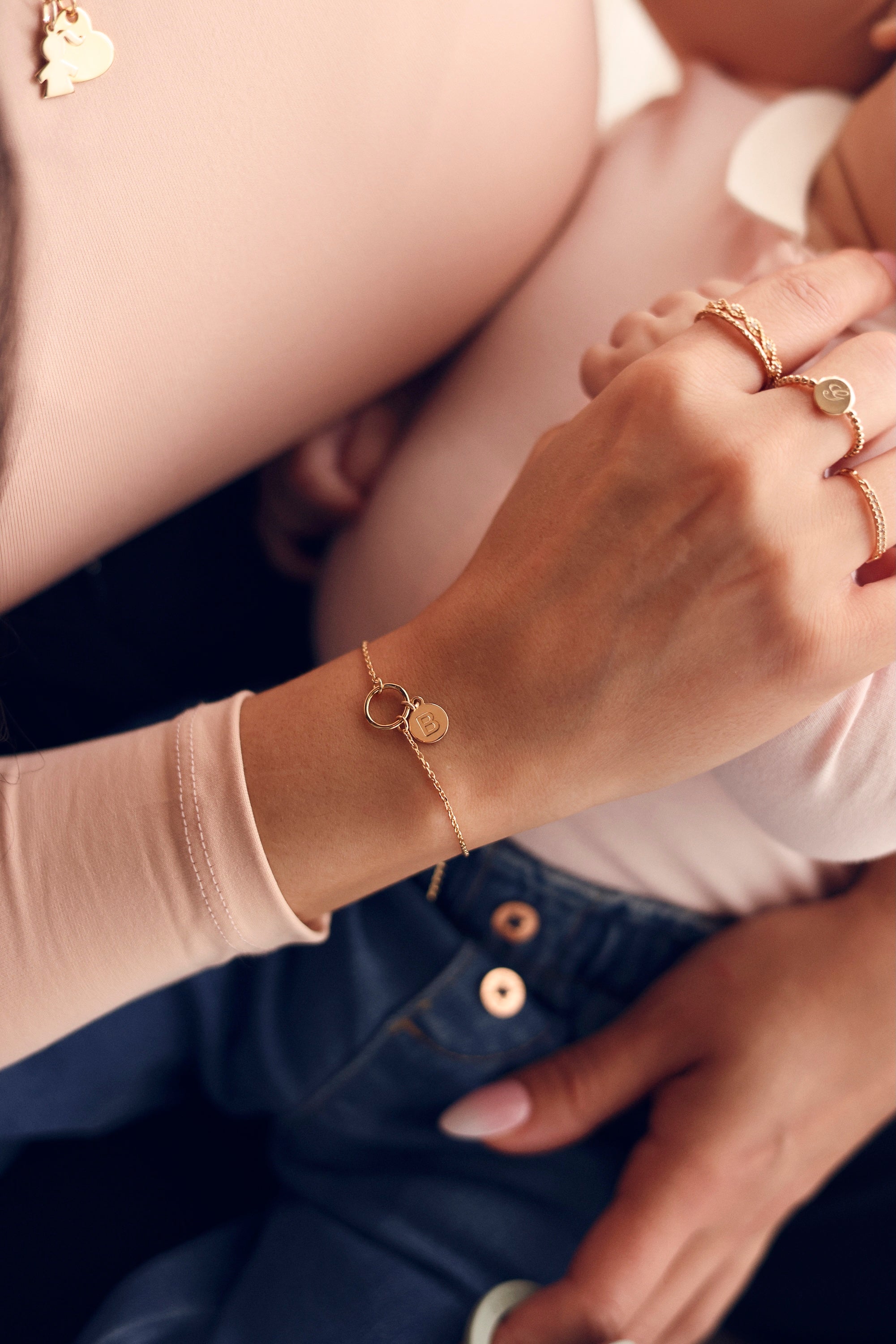 Bracelet personnalisable doré Delya anneau simple pour lettres de l'alphabet et charms - Bijou porté