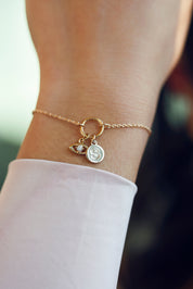 Bracelet personnalisable doré Delya anneau simple pour lettres de l'alphabet et charms - Bijou porté