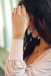 Bracelet personnalisable doré Delya anneau simple pour lettres de l'alphabet et charms - Bijou porté