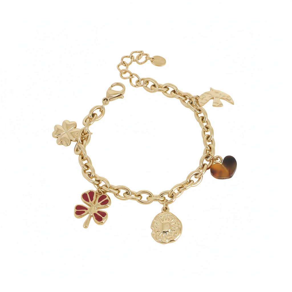 Bracelet en maille doré Elias avec pendentifs soleil, trèfle, cœur et hirondelle - Bijou photographié sur fond blanc