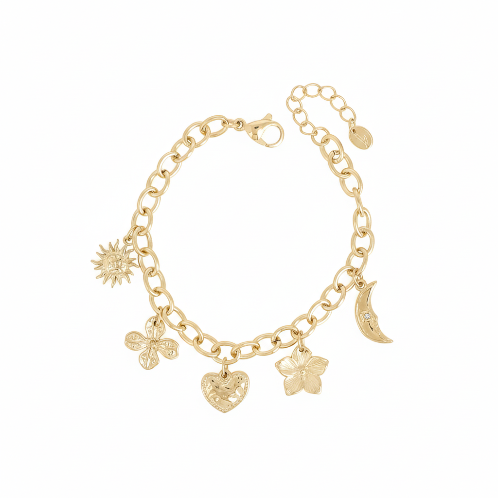 Bracelet en maille doré Emine avec pendentifs soleil, fleurs, cœur et lune - Bijou photographié sur fond blanc
