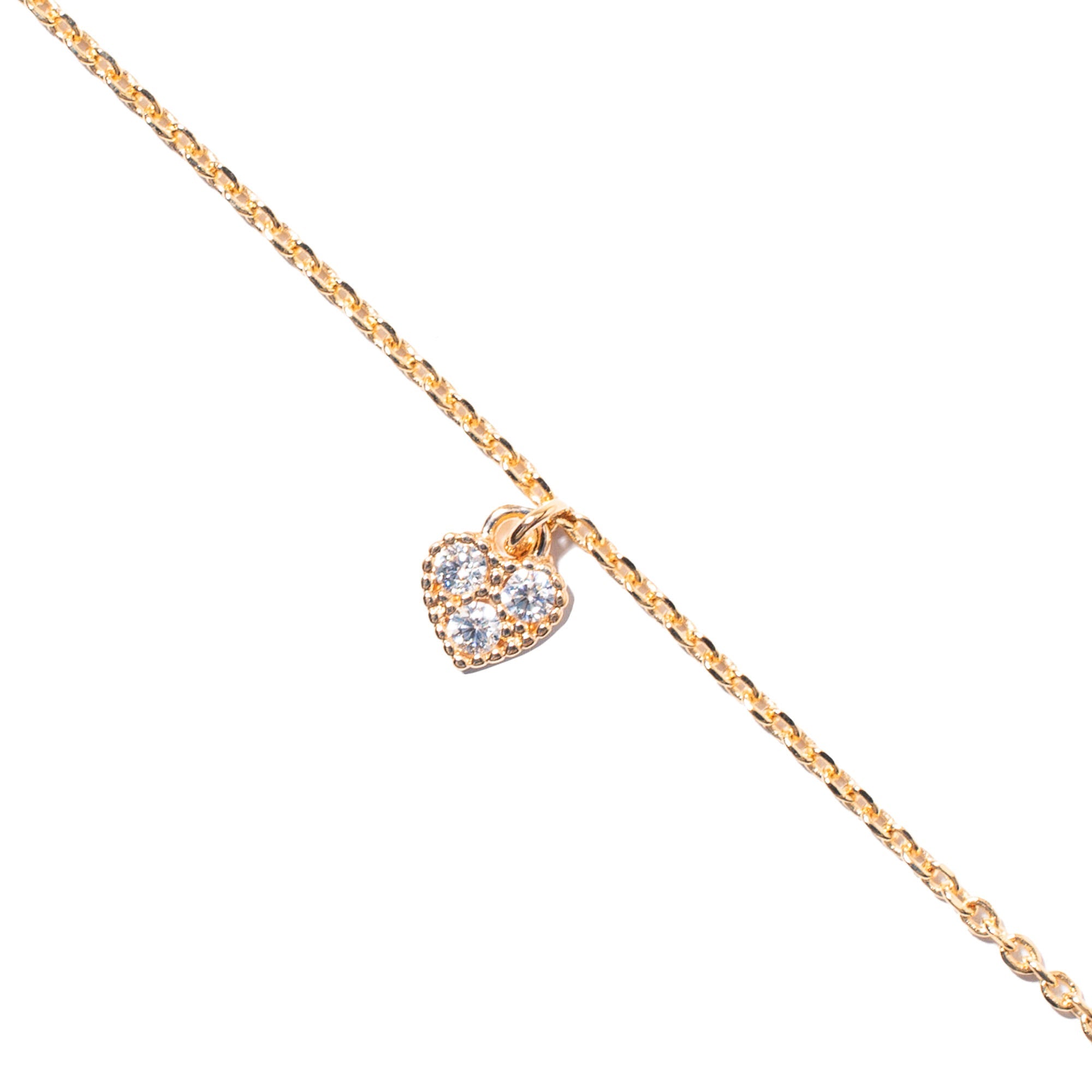 Bracelet doré Erica chaîne fine ornée d'un pendentif cœur serti de zircons - Bijou sur fond blanc