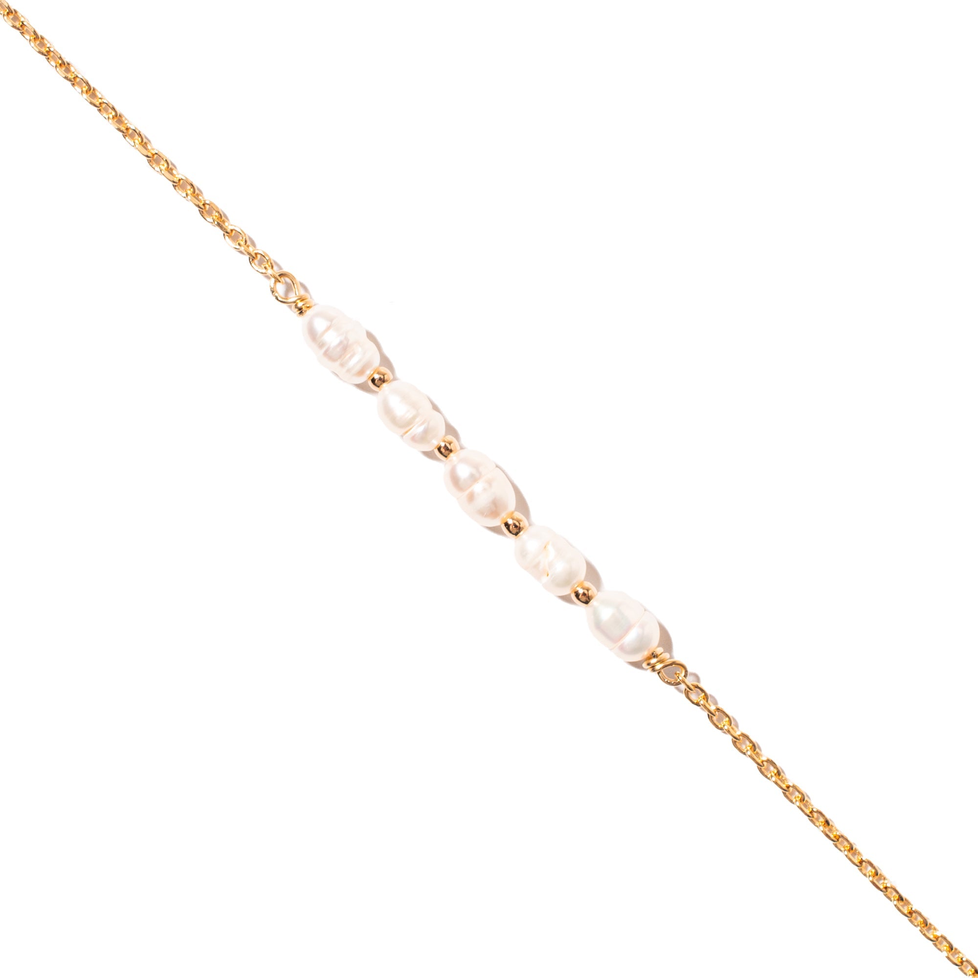 Bracelet doré chaîne fine ornée de nacres Ethel - Bijou sur fond blanc