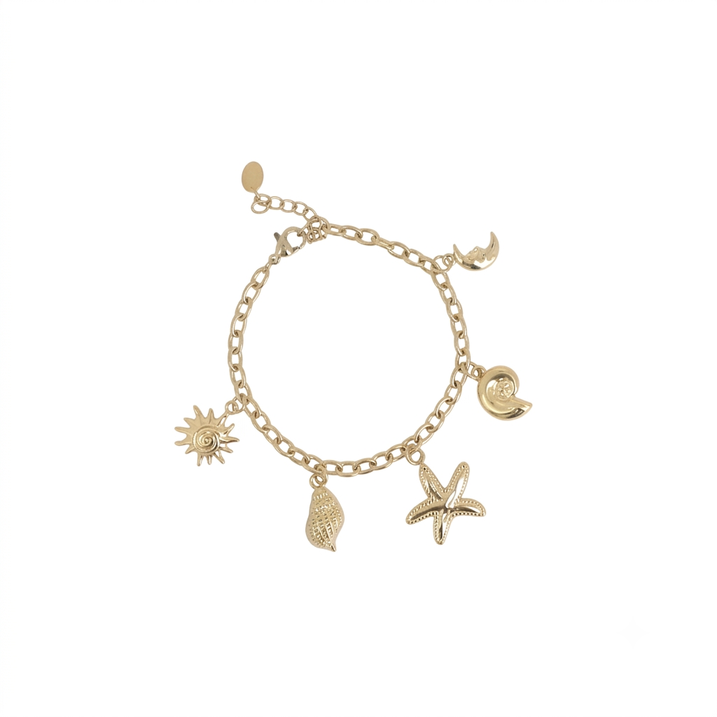 Bracelet maille doré Ewan pendentifs soleil, lune, étoile de mer et coquillages - Bijou sur fond blanc