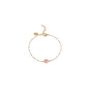 Bracelet doré Gaelle chaîne dorée ornée de petites billes d’émail et d'une pierre en agate rose ovale - Bijou sur fond blanc