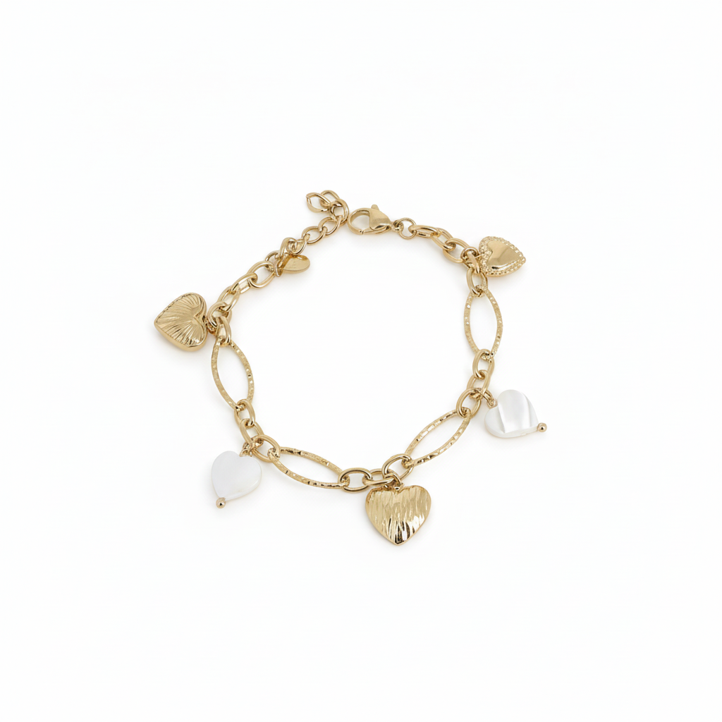 Bracelet doré Gillia maille avec pendentifs coeurs texturés et coeurs en nacre - Bijou photographié sur fond blanc