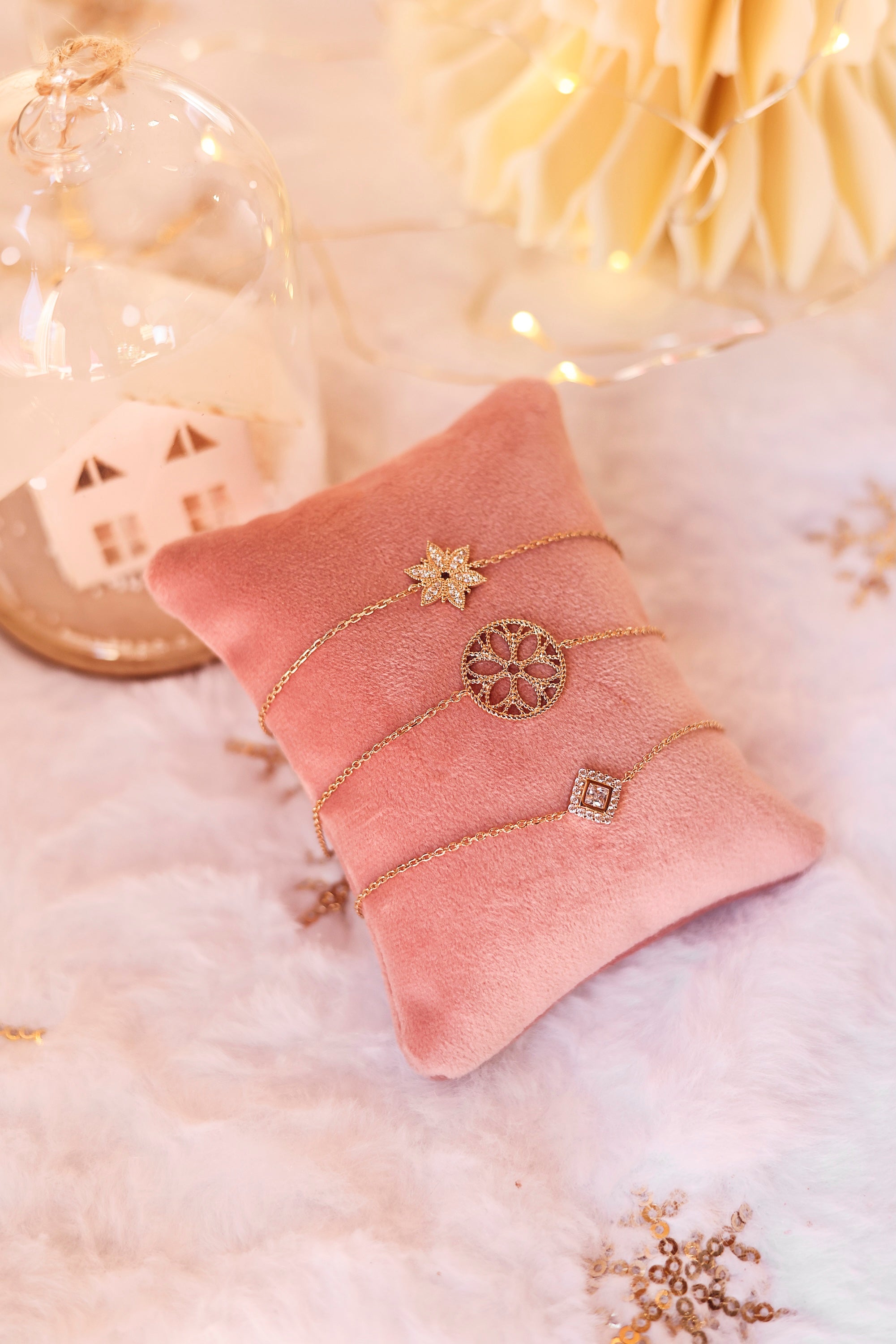 Bracelet doré Jamila avec motif oriental - Bijou photographié sur un coussin en velours rose