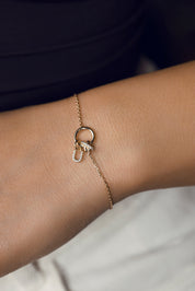 Bracelet personnalisable doré Kaïs anneau avec nœud orné de zircons pour lettres de l'alphabet et charms - Bijou porté