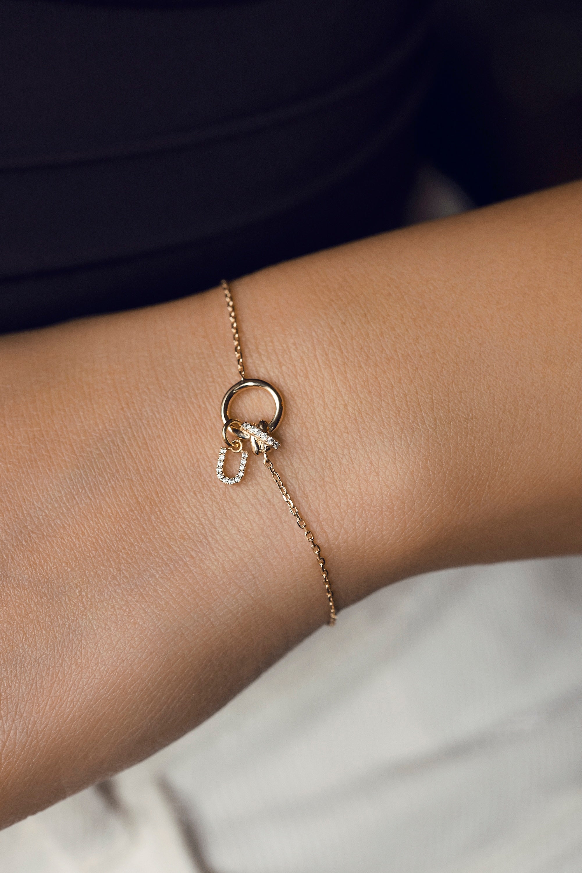 Bracelet personnalisable doré Kaïs anneau avec nœud orné de zircons pour lettres de l'alphabet et charms - Bijou porté