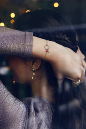 Bracelet personnalisable doré pierre fuschia pour initiales et charms Laila - Bijou porté