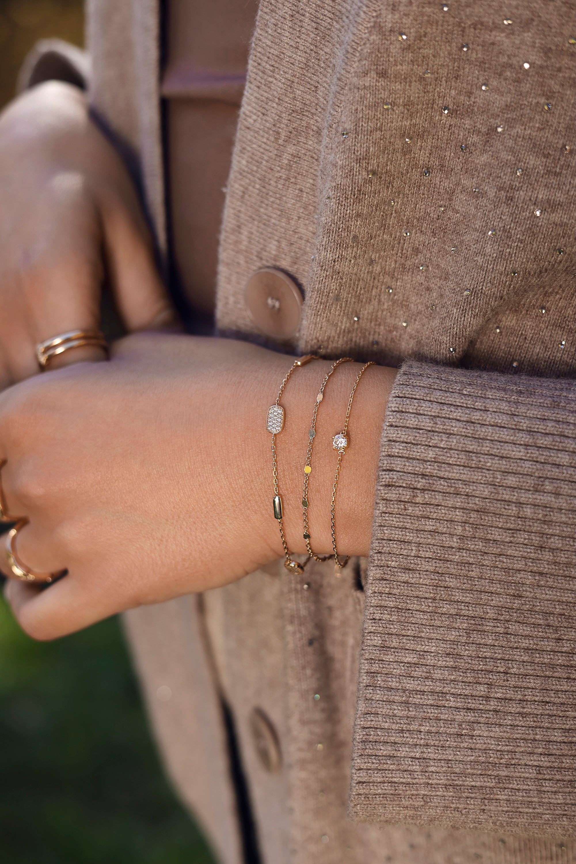 Bracelet doré Linnea aux motifs rectangulaires ornés de zircons - Bijou porté