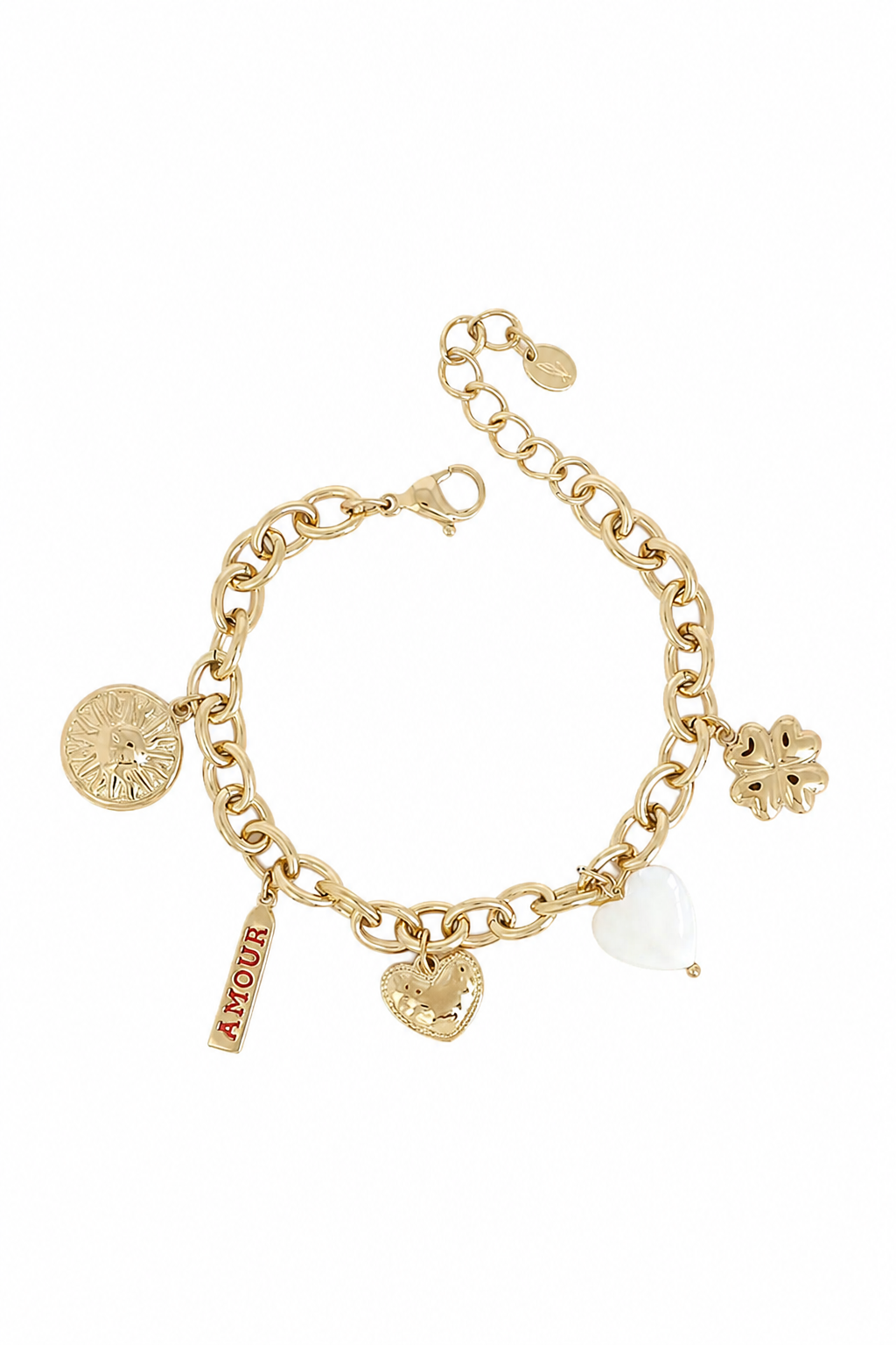Bracelet maille doré Luz pendentifs soleil, cœur, trèfle, nacre et amulette avec inscription "amour" - Bijou sur fond blanc