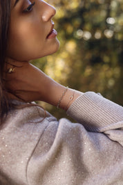 Bracelet doré Maysen aux motifs rectangulaires entrelacés ornés de zircons - Bijou porté