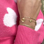 Bracelet triple doré cœurs, chaîne miroir et maille fine Milana - Bijou porté