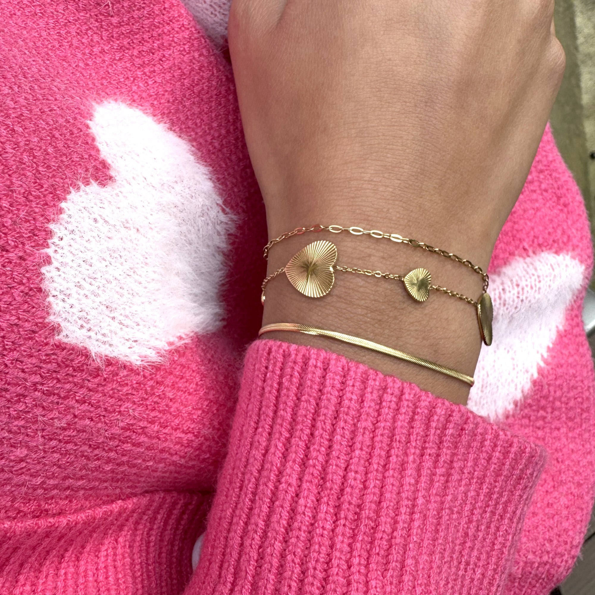 Bracelet triple doré cœurs, chaîne miroir et maille fine Milana - Bijou porté