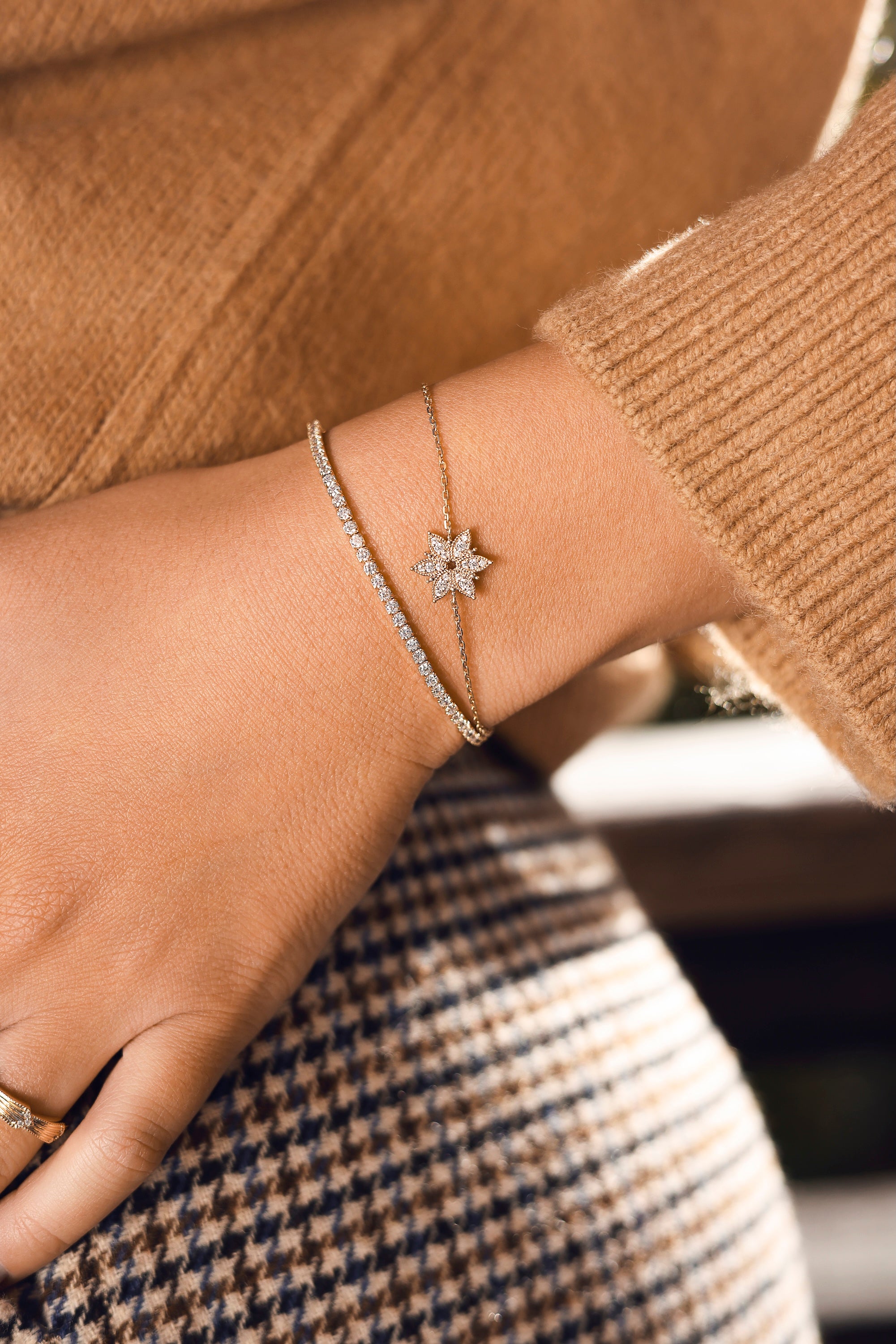 Bracelet doré Neije motif flocon de neige serti de zircons - Bijou porté